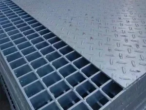 Compound steel grating with checker plate top surface for industrial platforms