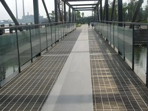 Fabricated compound steel grating panel with banded edges