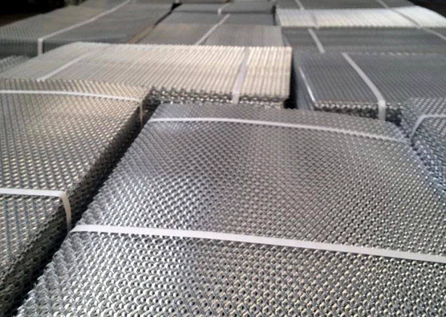 QY expanded metal reviewed for walkway product form direction span support sheet edges fixing and approval inputs