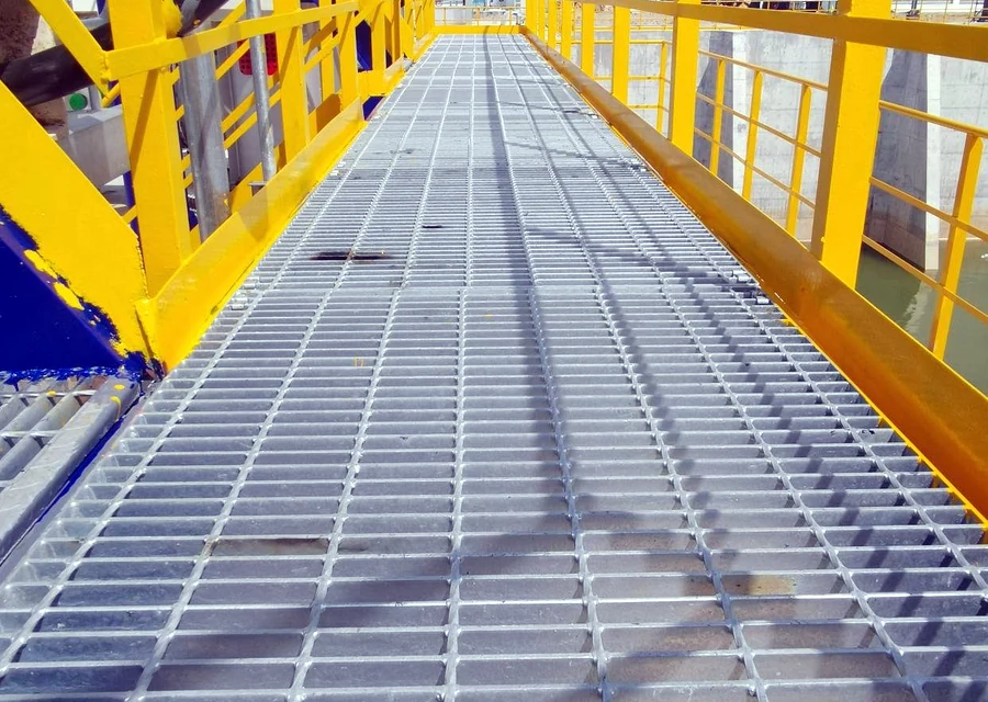 Outdoor platform walkway grating