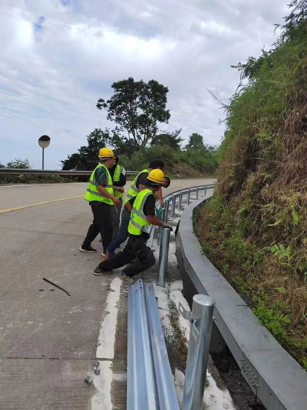 Guardrail terminal and road-side installation detail