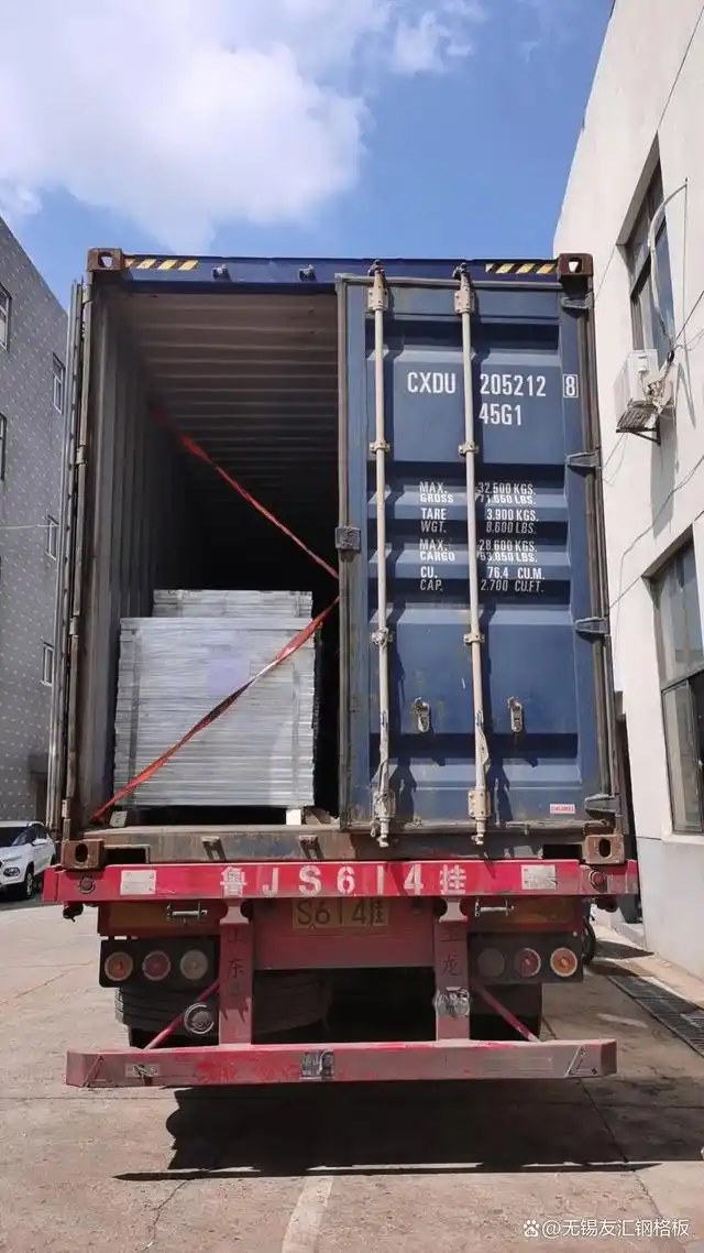 Export packing for welded mesh fence panels and posts