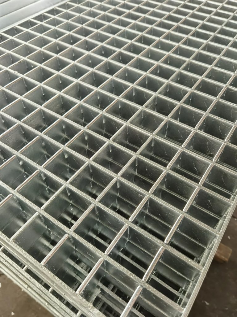 Press-Locked Steel Grating - Pressed cross bar layout