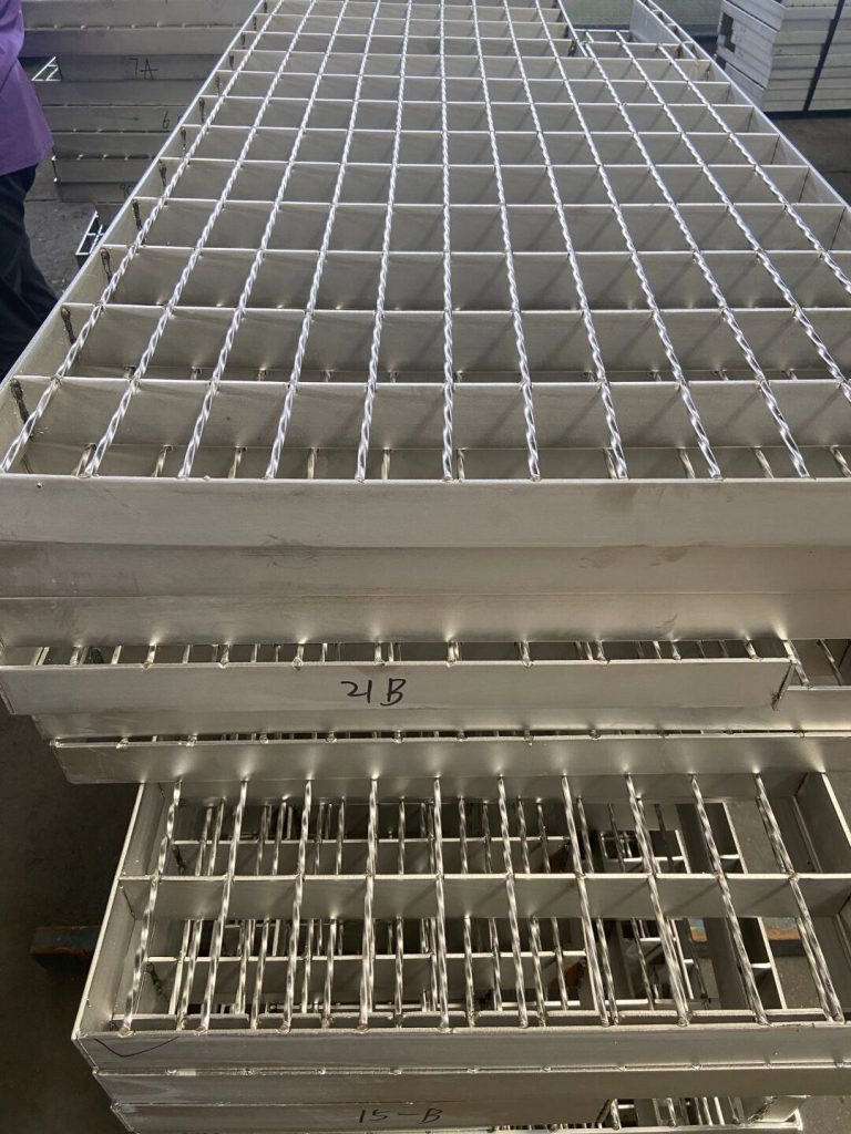 Stainless steel grating panels for access platform fabrication