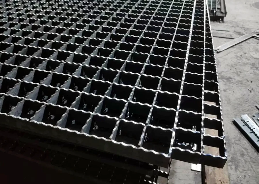 Serrated steel grating surface for wet or oily platform areas