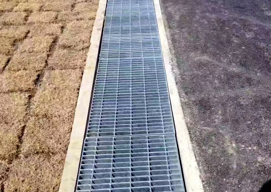 Steel grating trench covers for drainage channels