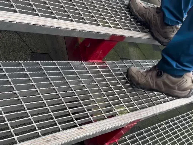 Outdoor platform grating application