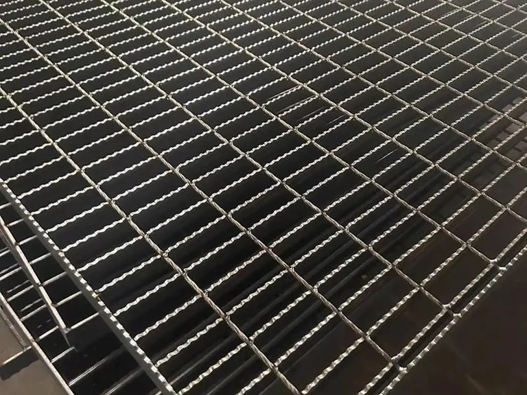 Serrated steel grating panel surface for quality review