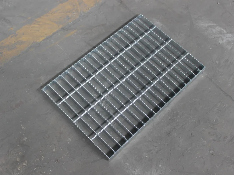 Serrated steel bar grating surface